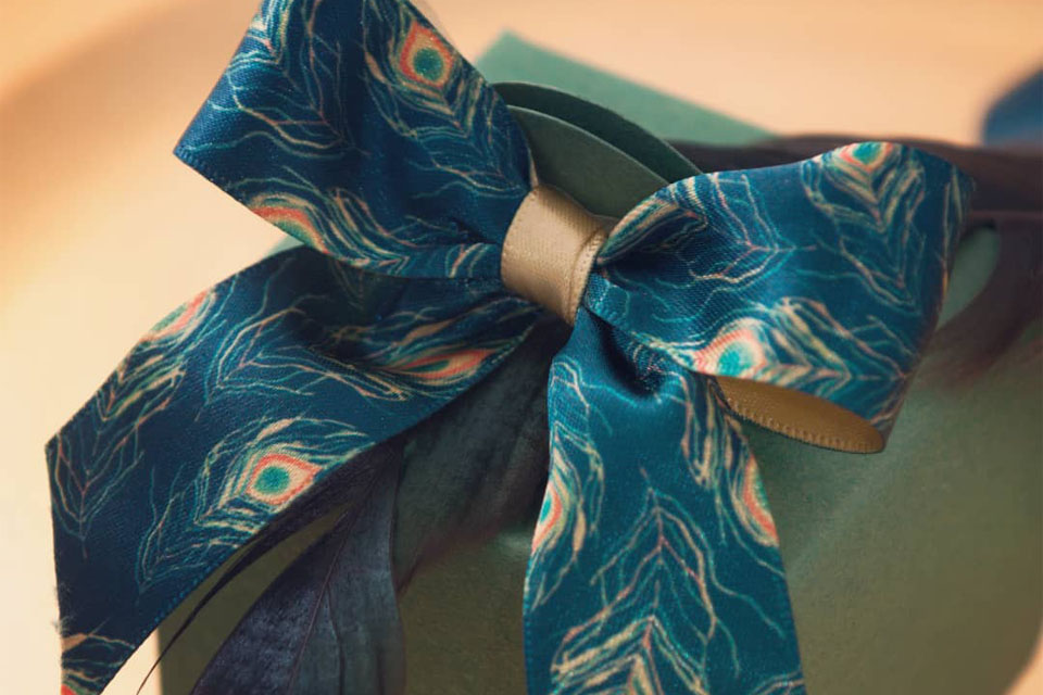 How to Tie a Ribbon Around a Gift Box: A Guide to Perfect Bows