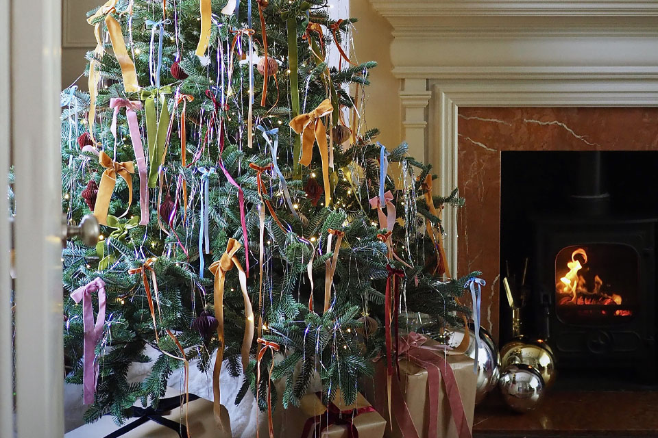 The Art & Science of Decorating Christmas Trees with Ribbon