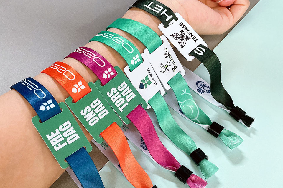 eco-friendly festival wristbands: design, materials & tech